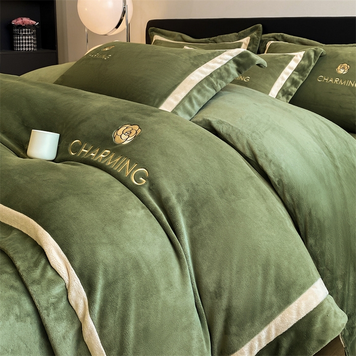 91家纺网 家纺一手货源 找家纺 盛秋家纺 2025新款高克重绣花双拼牛奶绒系列山茶花四件套-查伦青藤绿