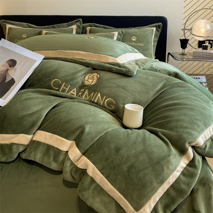 91家纺网 家纺一手货源 找家纺 盛秋家纺 2025新款高克重绣花双拼牛奶绒系列山茶花四件套-查伦青藤绿