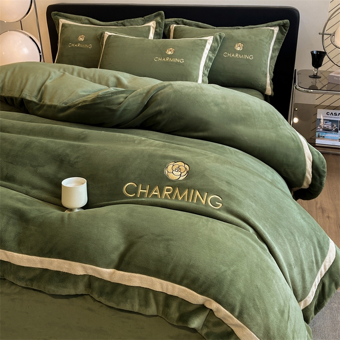 91家纺网 家纺一手货源 找家纺 盛秋家纺 2025新款高克重绣花双拼牛奶绒系列山茶花四件套-查伦青藤绿