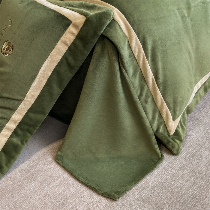 91家纺网 家纺一手货源 找家纺 盛秋家纺 2025新款高克重绣花双拼牛奶绒系列山茶花四件套-查伦青藤绿