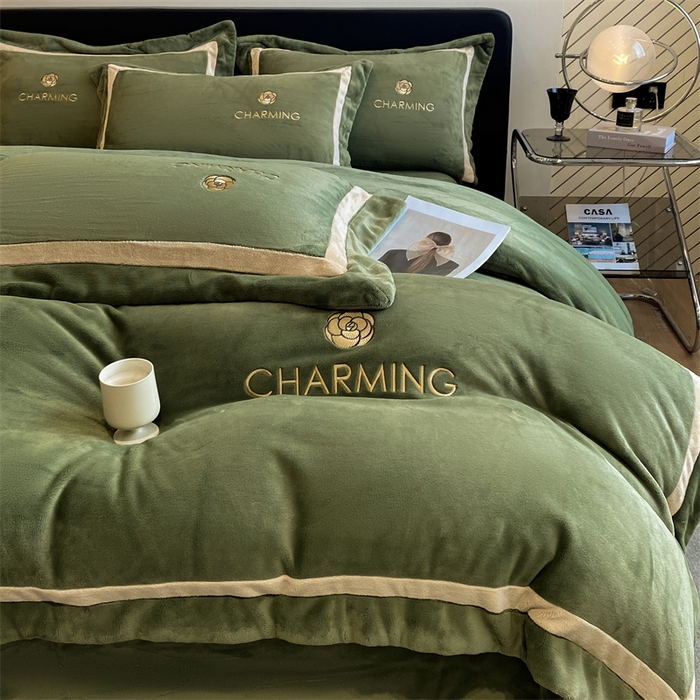 91家纺网 家纺一手货源 找家纺 盛秋家纺 2025新款高克重绣花双拼牛奶绒系列山茶花四件套-查伦青藤绿