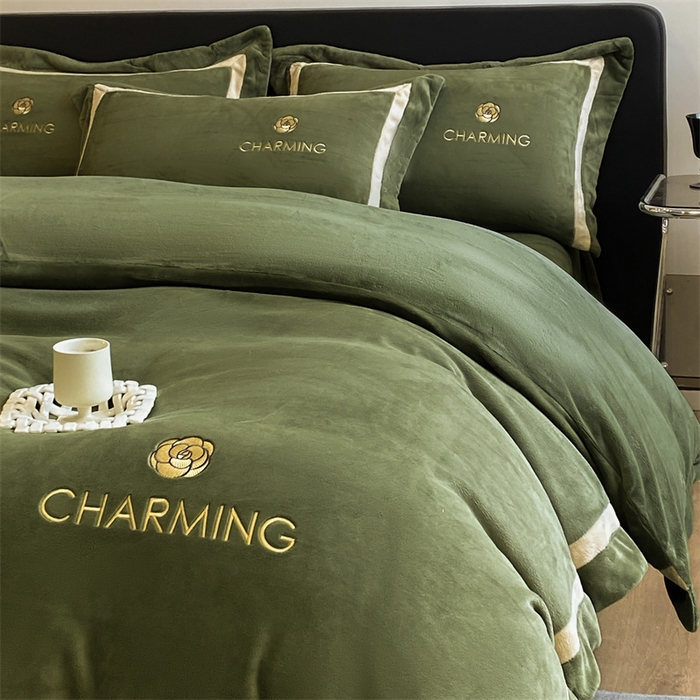 91家纺网 家纺一手货源 找家纺 盛秋家纺 2025新款高克重绣花双拼牛奶绒系列山茶花四件套-查伦青藤绿