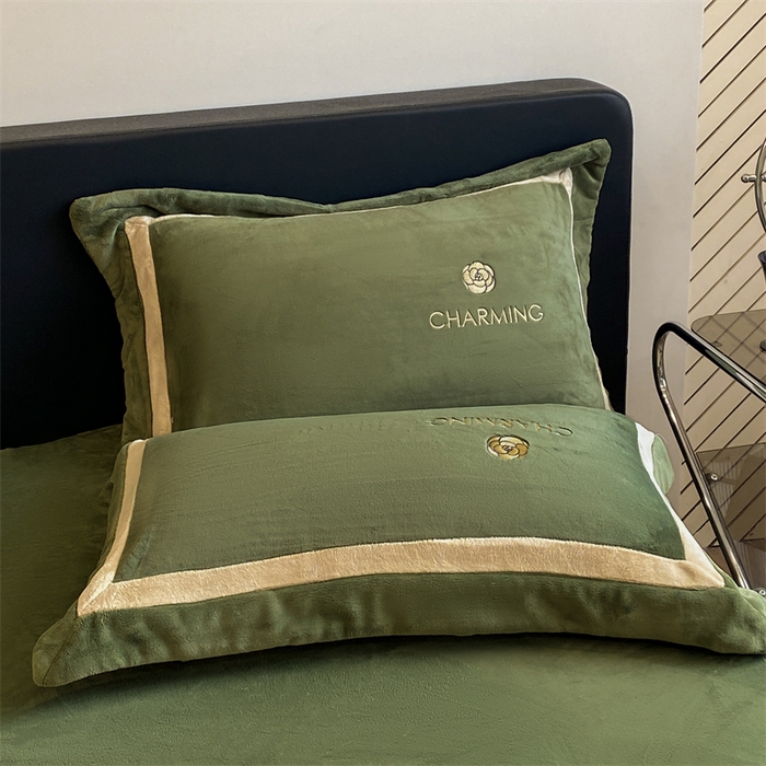 91家纺网 家纺一手货源 找家纺 盛秋家纺 2025新款高克重绣花双拼牛奶绒系列山茶花四件套-查伦青藤绿