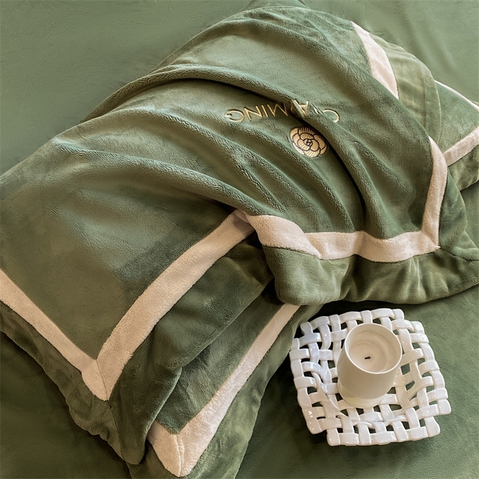 91家纺网 家纺一手货源 找家纺 盛秋家纺 2025新款高克重绣花双拼牛奶绒系列山茶花四件套-查伦青藤绿