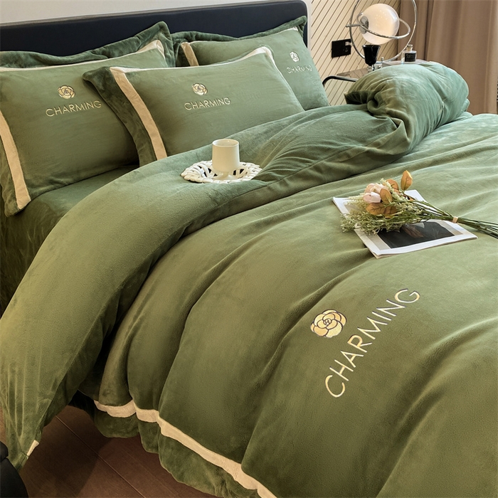 91家纺网 家纺一手货源 找家纺 盛秋家纺 2025新款高克重绣花双拼牛奶绒系列山茶花四件套-查伦青藤绿