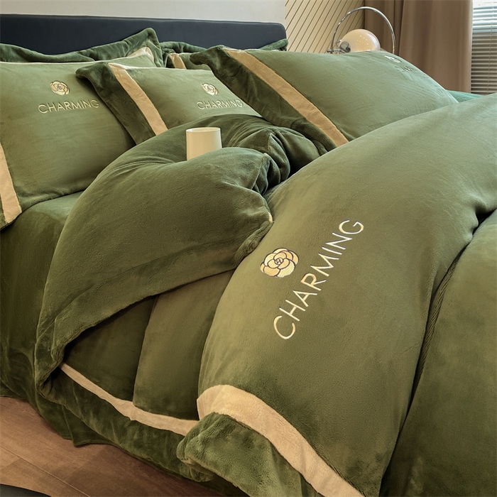 91家纺网 家纺一手货源 找家纺 盛秋家纺 2025新款高克重绣花双拼牛奶绒系列山茶花四件套-查伦青藤绿