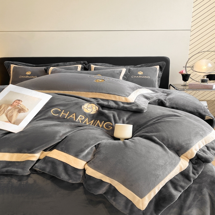 91家纺网 家纺一手货源 找家纺 盛秋家纺 2025新款高克重绣花双拼牛奶绒系列山茶花四件套-查伦绅士灰