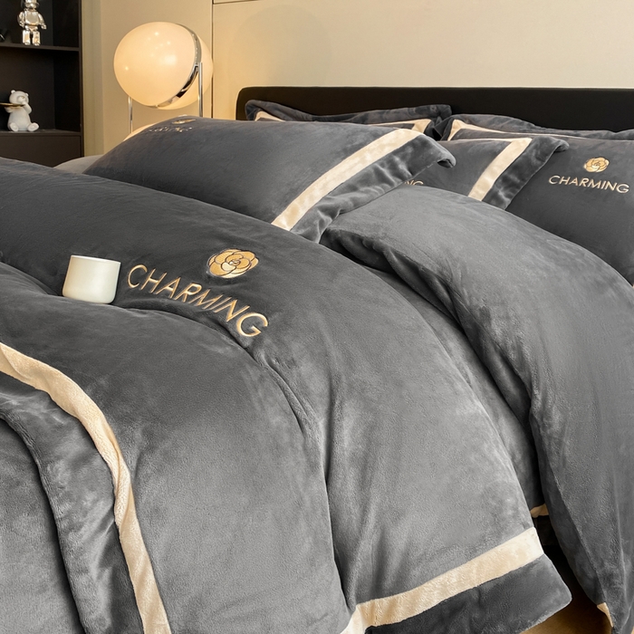 91家纺网 家纺一手货源 找家纺 盛秋家纺 2025新款高克重绣花双拼牛奶绒系列山茶花四件套-查伦绅士灰