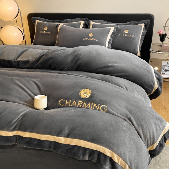 盛秋家纺 2025新款高克重绣花双拼牛奶绒系列山茶花四件套-查伦绅士灰