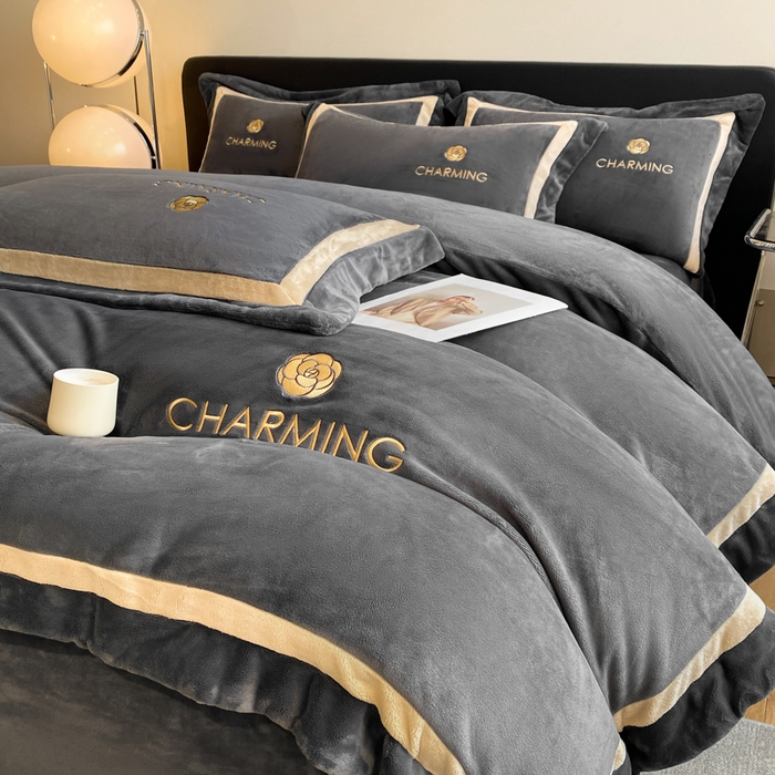 91家纺网 家纺一手货源 找家纺 盛秋家纺 2025新款高克重绣花双拼牛奶绒系列山茶花四件套-查伦绅士灰