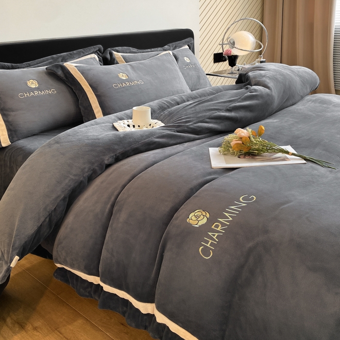 91家纺网 家纺一手货源 找家纺 盛秋家纺 2025新款高克重绣花双拼牛奶绒系列山茶花四件套-查伦绅士灰