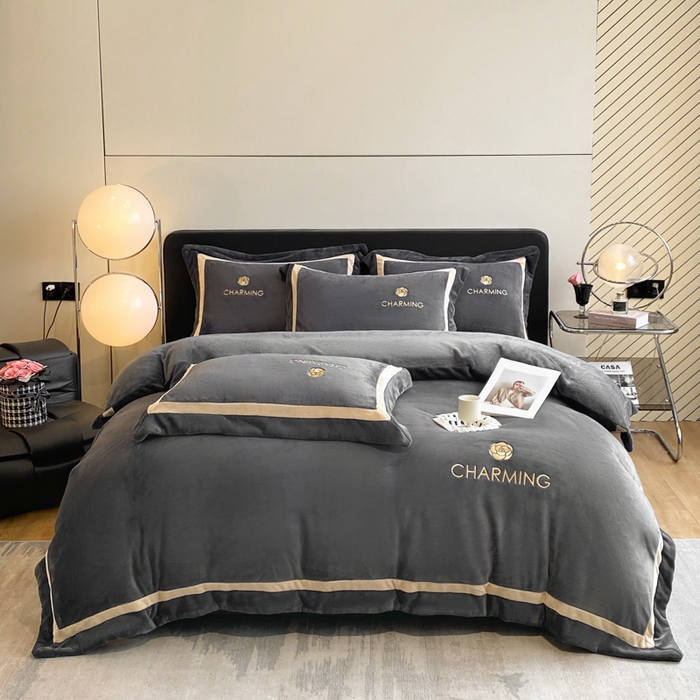 91家纺网 家纺一手货源 找家纺 盛秋家纺 2025新款高克重绣花双拼牛奶绒系列山茶花四件套-查伦绅士灰