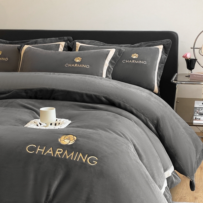 91家纺网 家纺一手货源 找家纺 盛秋家纺 2025新款高克重绣花双拼牛奶绒系列山茶花四件套-查伦绅士灰