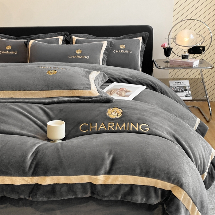 91家纺网 家纺一手货源 找家纺 盛秋家纺 2025新款高克重绣花双拼牛奶绒系列山茶花四件套-查伦绅士灰