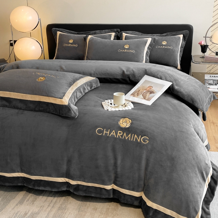 91家纺网 家纺一手货源 找家纺 盛秋家纺 2025新款高克重绣花双拼牛奶绒系列山茶花四件套-查伦绅士灰