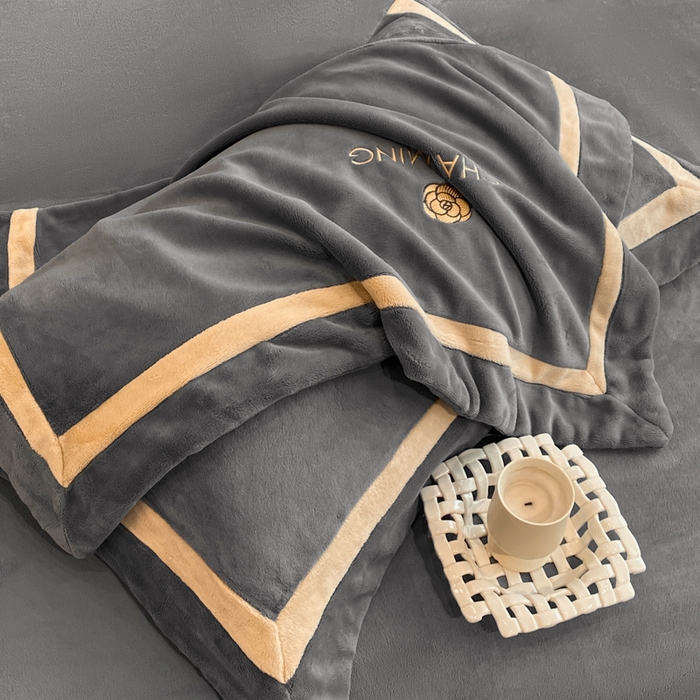 91家纺网 家纺一手货源 找家纺 盛秋家纺 2025新款高克重绣花双拼牛奶绒系列山茶花四件套-查伦绅士灰