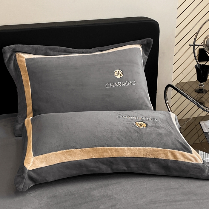 91家纺网 家纺一手货源 找家纺 盛秋家纺 2025新款高克重绣花双拼牛奶绒系列山茶花四件套-查伦绅士灰