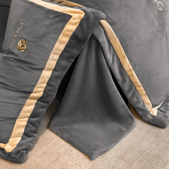 91家纺网 家纺一手货源 找家纺 盛秋家纺 2025新款高克重绣花双拼牛奶绒系列山茶花四件套-查伦绅士灰