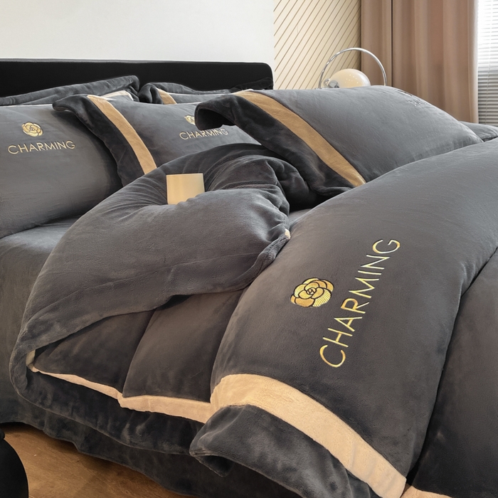 91家纺网 家纺一手货源 找家纺 盛秋家纺 2025新款高克重绣花双拼牛奶绒系列山茶花四件套-查伦绅士灰