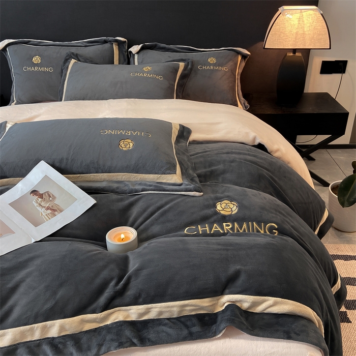 91家纺网 家纺一手货源 找家纺 盛秋家纺 2025新款高克重绣花双拼牛奶绒系列山茶花四件套-查伦绅士灰+香槟色