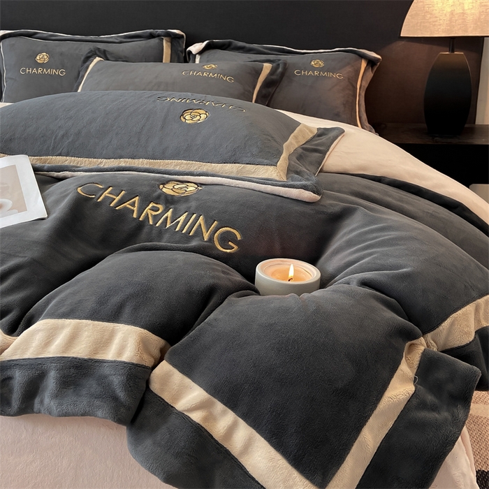 91家纺网 家纺一手货源 找家纺 盛秋家纺 2025新款高克重绣花双拼牛奶绒系列山茶花四件套-查伦绅士灰+香槟色