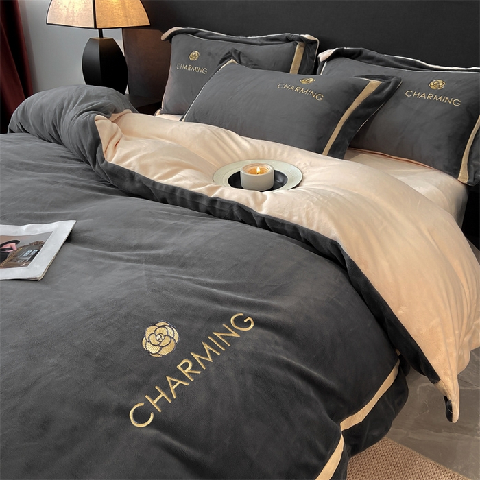 91家纺网 家纺一手货源 找家纺 盛秋家纺 2025新款高克重绣花双拼牛奶绒系列山茶花四件套-查伦绅士灰+香槟色