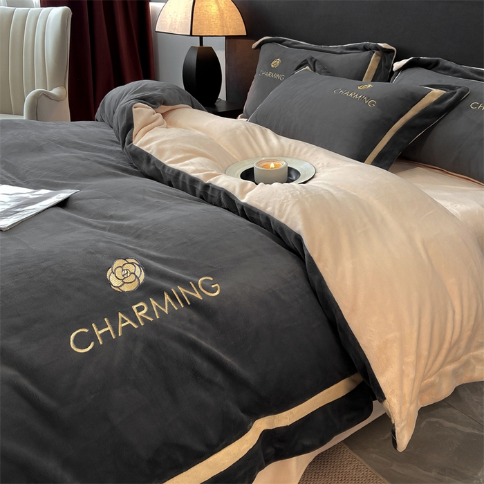 91家纺网 家纺一手货源 找家纺 盛秋家纺 2025新款高克重绣花双拼牛奶绒系列山茶花四件套-查伦绅士灰+香槟色