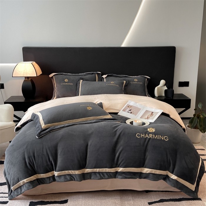 91家纺网 家纺一手货源 找家纺 盛秋家纺 2025新款高克重绣花双拼牛奶绒系列山茶花四件套-查伦绅士灰+香槟色