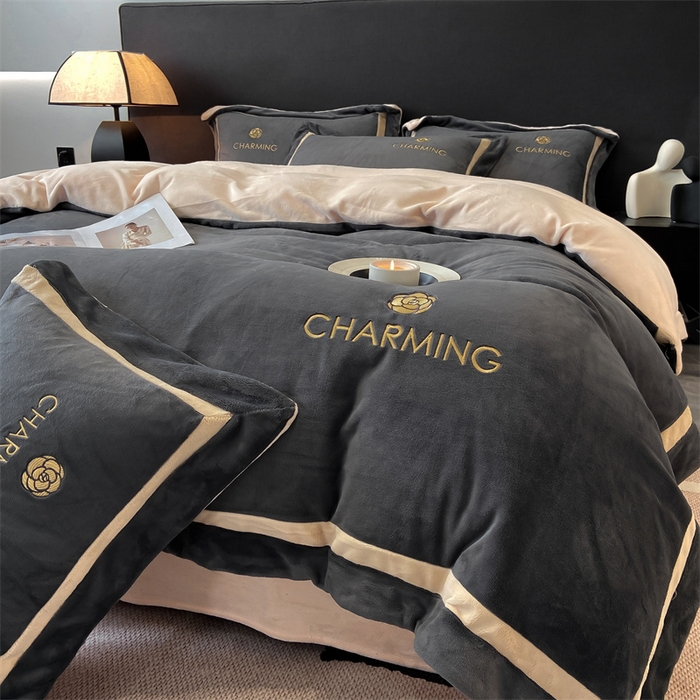 91家纺网 家纺一手货源 找家纺 盛秋家纺 2025新款高克重绣花双拼牛奶绒系列山茶花四件套-查伦绅士灰+香槟色