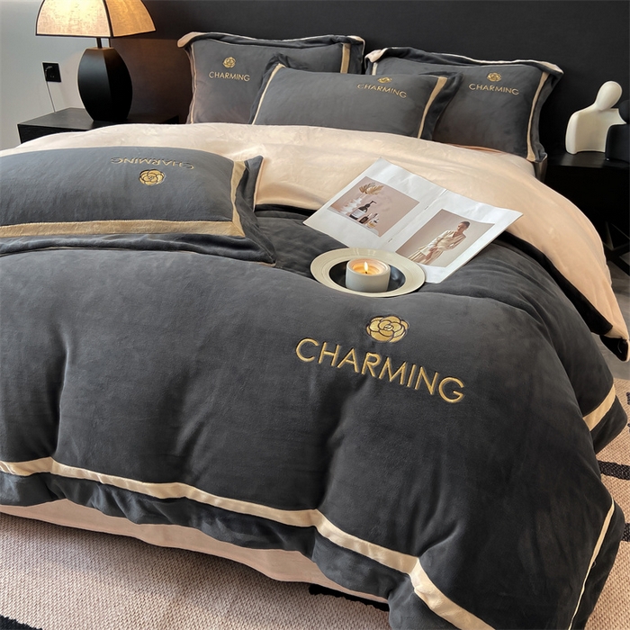 91家纺网 家纺一手货源 找家纺 盛秋家纺 2025新款高克重绣花双拼牛奶绒系列山茶花四件套-查伦绅士灰+香槟色