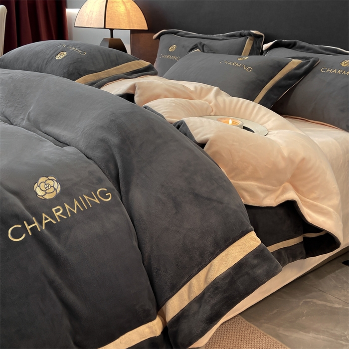 91家纺网 家纺一手货源 找家纺 盛秋家纺 2025新款高克重绣花双拼牛奶绒系列山茶花四件套-查伦绅士灰+香槟色