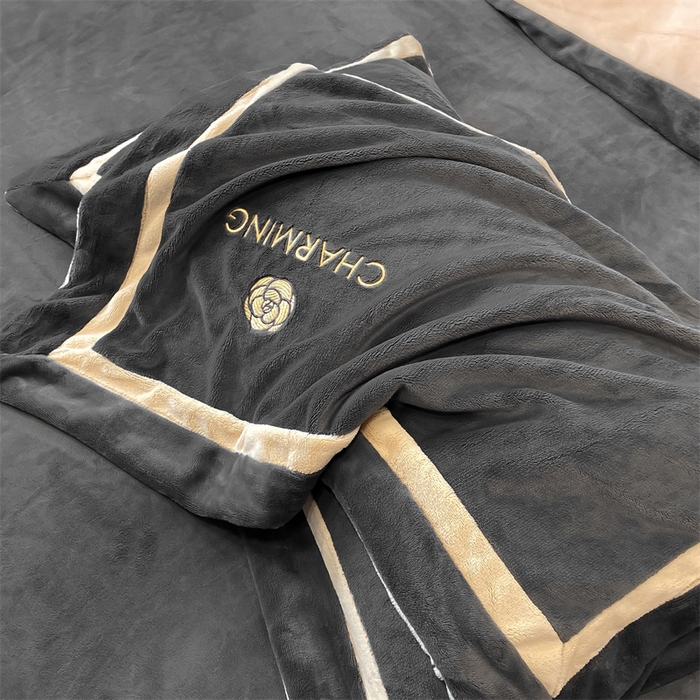 91家纺网 家纺一手货源 找家纺 盛秋家纺 2025新款高克重绣花双拼牛奶绒系列山茶花四件套-查伦绅士灰+香槟色