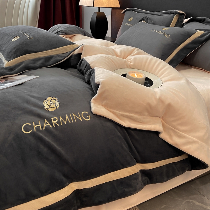 91家纺网 家纺一手货源 找家纺 盛秋家纺 2025新款高克重绣花双拼牛奶绒系列山茶花四件套-查伦绅士灰+香槟色