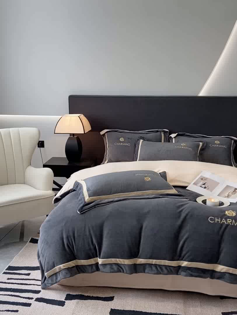 91家纺网 家纺一手货源 找家纺 盛秋家纺 2025新款高克重绣花双拼牛奶绒系列山茶花四件套-查伦绅士灰+香槟色