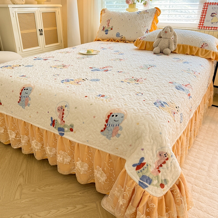 美达家纺 2025新款高克重牛奶绒花边款夹棉床盖三件套 恐龙星球