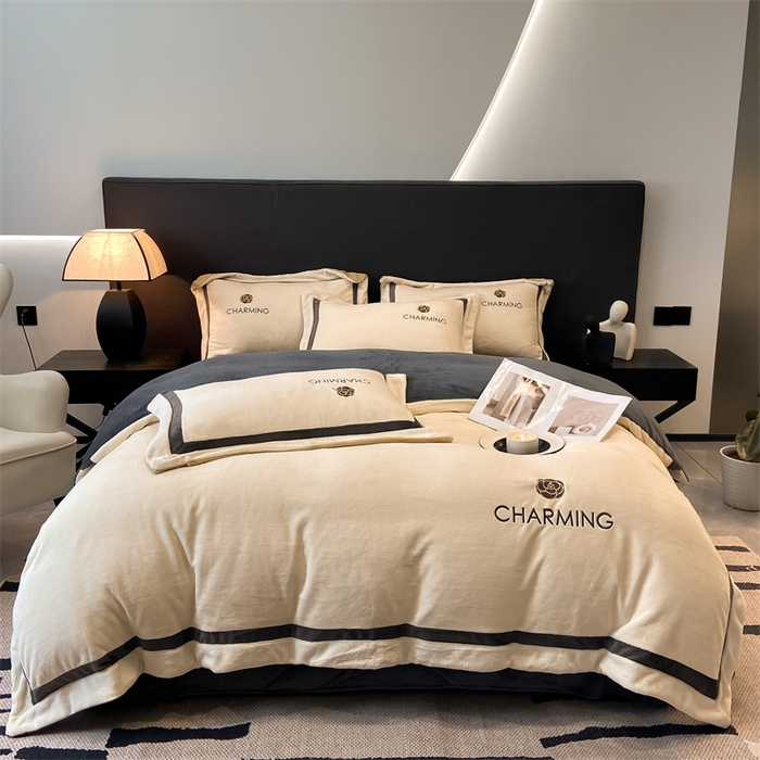 91家纺网 家纺一手货源 找家纺 盛秋家纺 2025新款高克重绣花双拼牛奶绒系列山茶花四件套-查伦香槟色+绅士灰