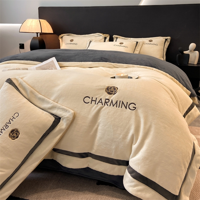 91家纺网 家纺一手货源 找家纺 盛秋家纺 2025新款高克重绣花双拼牛奶绒系列山茶花四件套-查伦香槟色+绅士灰