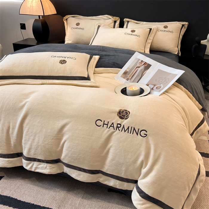 91家纺网 家纺一手货源 找家纺 盛秋家纺 2025新款高克重绣花双拼牛奶绒系列山茶花四件套-查伦香槟色+绅士灰