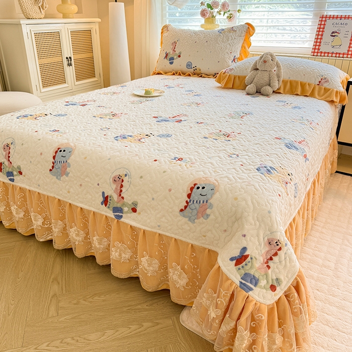 91家纺网 家纺一手货源 找家纺 美达家纺 2025新款高克重牛奶绒花边款夹棉床盖三件套 恐龙星球