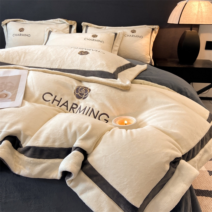 91家纺网 家纺一手货源 找家纺 盛秋家纺 2025新款高克重绣花双拼牛奶绒系列山茶花四件套-查伦香槟色+绅士灰