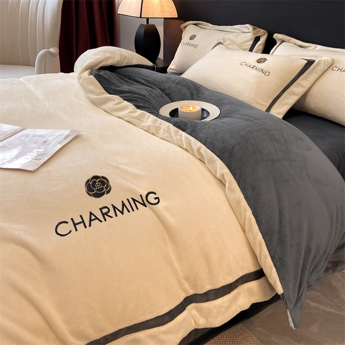 91家纺网 家纺一手货源 找家纺 盛秋家纺 2025新款高克重绣花双拼牛奶绒系列山茶花四件套-查伦香槟色+绅士灰