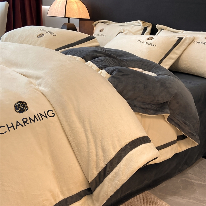 91家纺网 家纺一手货源 找家纺 盛秋家纺 2025新款高克重绣花双拼牛奶绒系列山茶花四件套-查伦香槟色+绅士灰