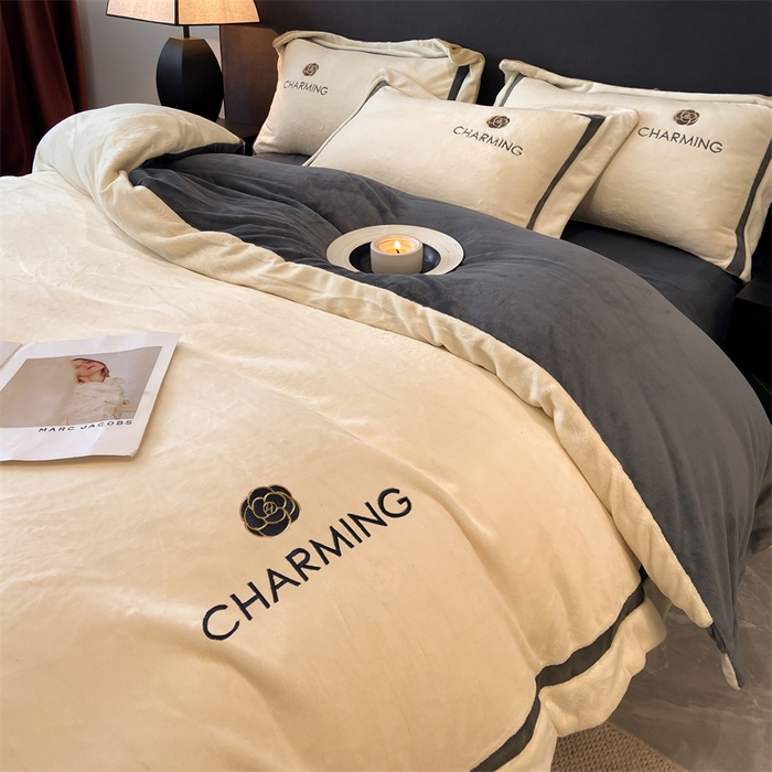 91家纺网 家纺一手货源 找家纺 盛秋家纺 2025新款高克重绣花双拼牛奶绒系列山茶花四件套-查伦香槟色+绅士灰