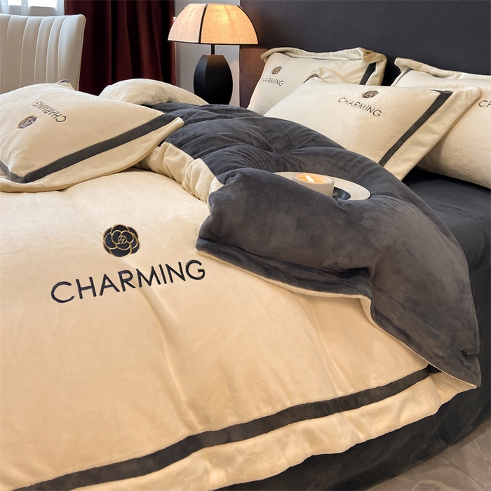 91家纺网 家纺一手货源 找家纺 盛秋家纺 2025新款高克重绣花双拼牛奶绒系列山茶花四件套-查伦香槟色+绅士灰