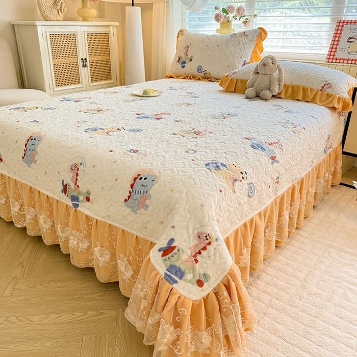 91家纺网 家纺一手货源 找家纺 美达家纺 2025新款高克重牛奶绒花边款夹棉床盖三件套 恐龙星球