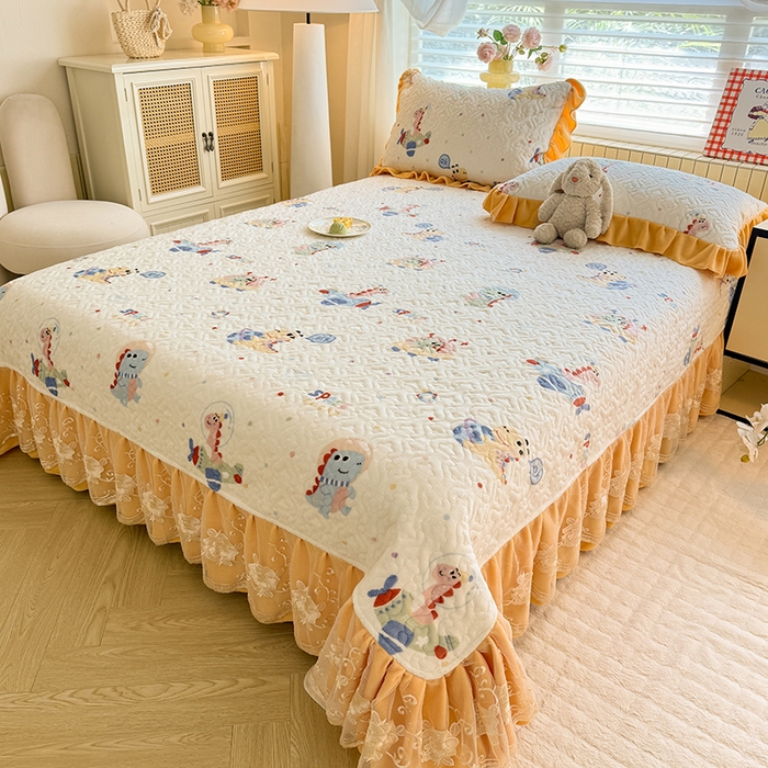 91家纺网 家纺一手货源 找家纺 美达家纺 2025新款高克重牛奶绒花边款夹棉床盖三件套 恐龙星球