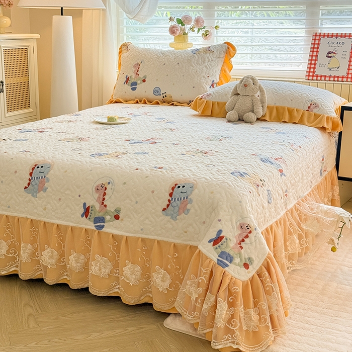 91家纺网 家纺一手货源 找家纺 美达家纺 2025新款高克重牛奶绒花边款夹棉床盖三件套 恐龙星球