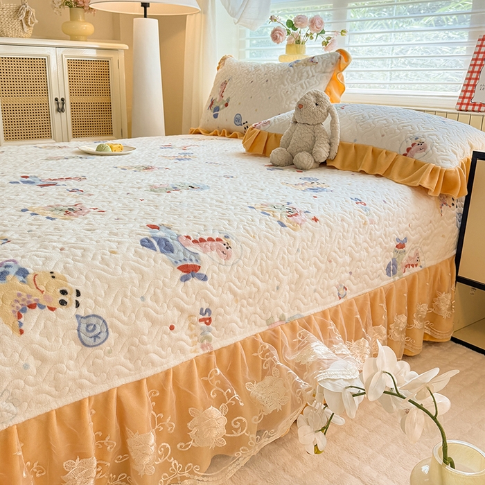 91家纺网 家纺一手货源 找家纺 美达家纺 2025新款高克重牛奶绒花边款夹棉床盖三件套 恐龙星球