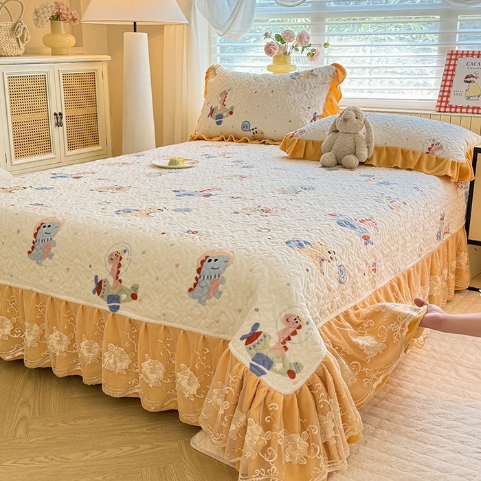 91家纺网 家纺一手货源 找家纺 美达家纺 2025新款高克重牛奶绒花边款夹棉床盖三件套 恐龙星球