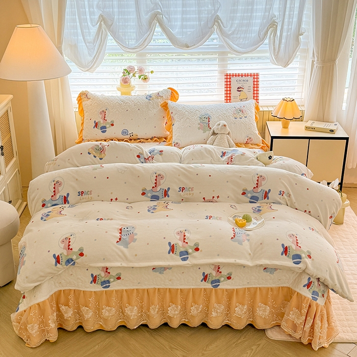 91家纺网 家纺一手货源 找家纺 美达家纺 2025新款高克重牛奶绒花边款夹棉床盖三件套 恐龙星球